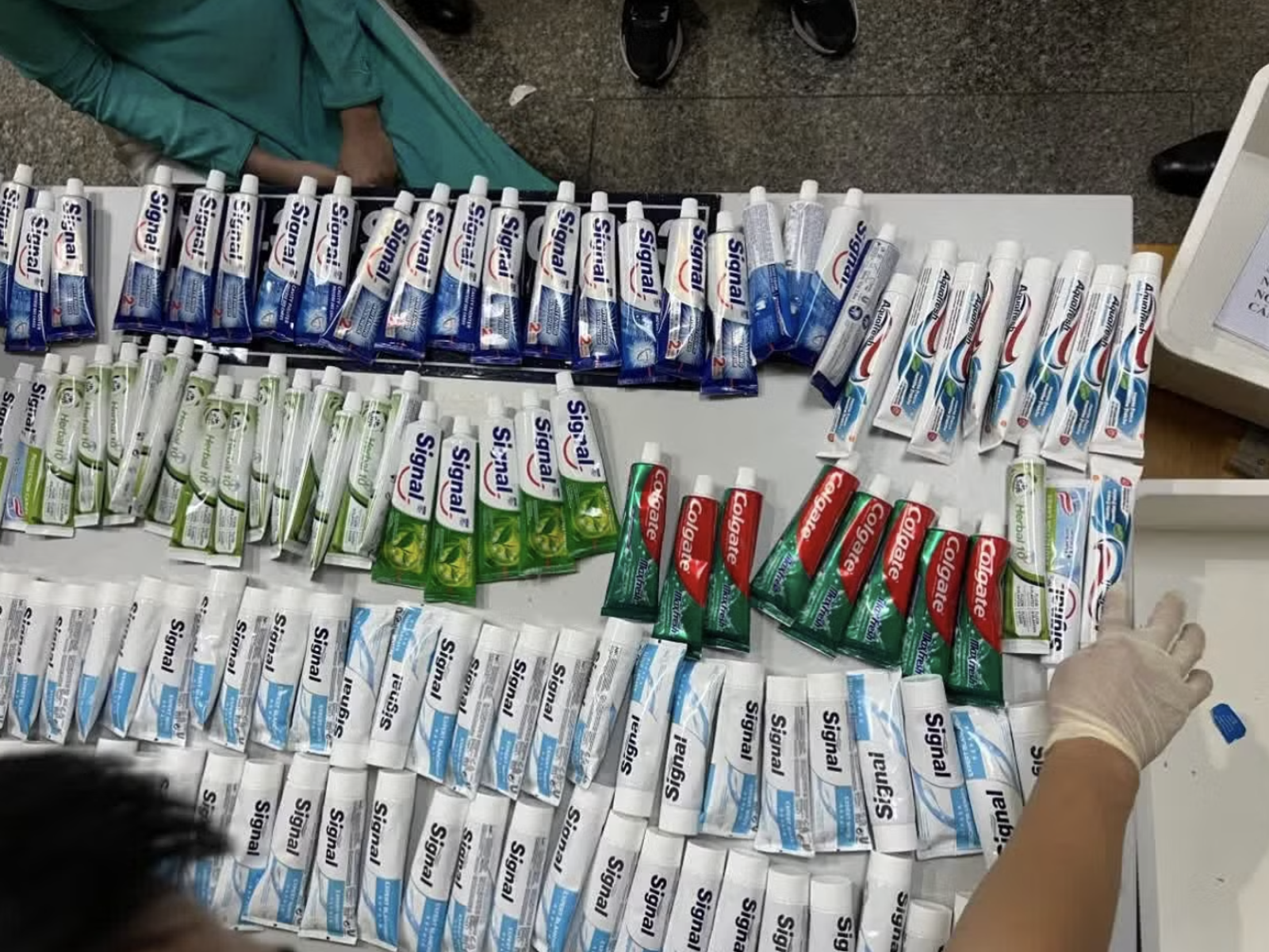 空服員行李搜出157條「毒牙膏」!意外揭發3500億跨國運毒案...11人重判死刑