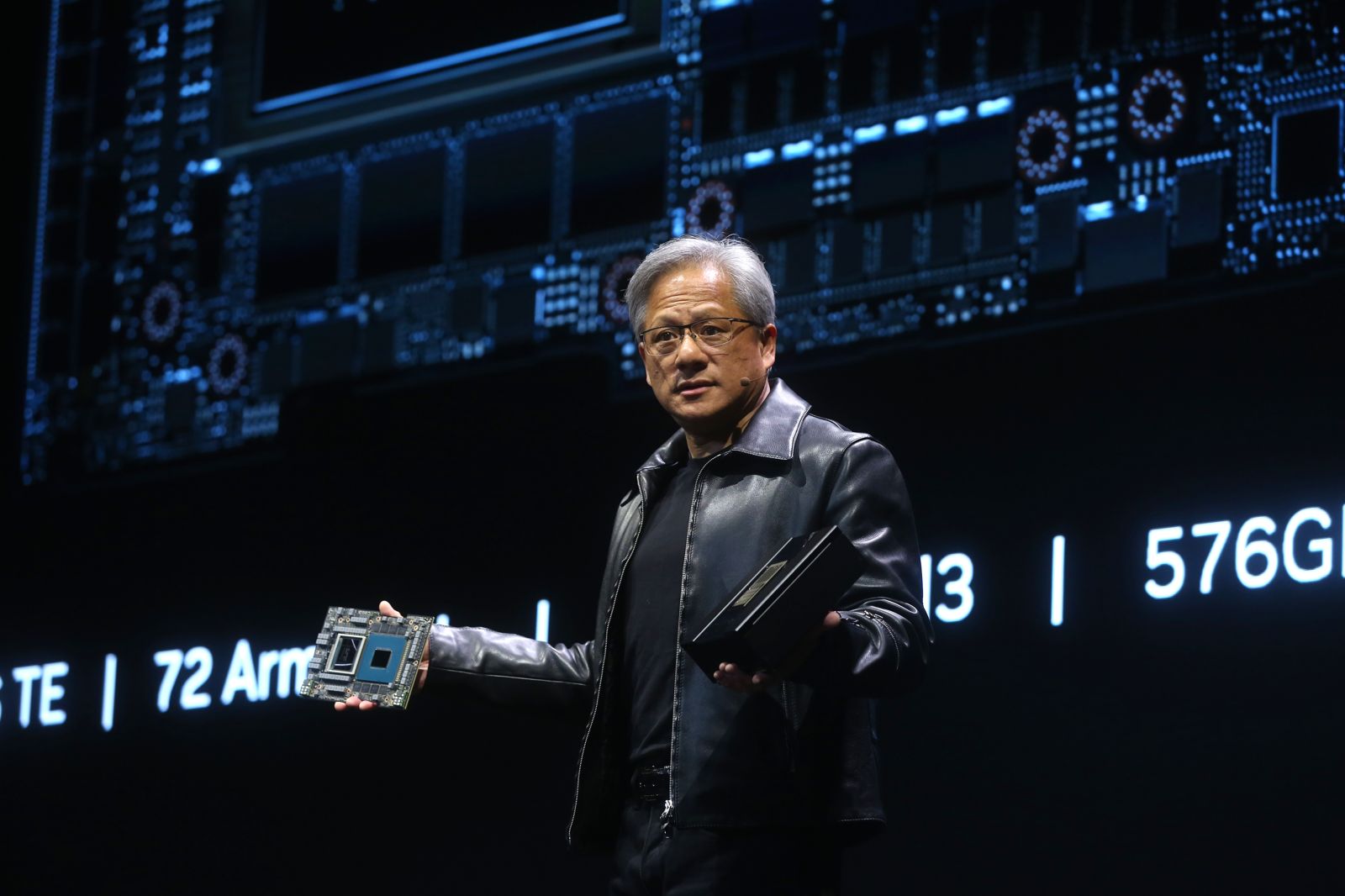 黃仁勳還沒來台是去這！賣1.8萬顆GB300助沙國建AI工廠