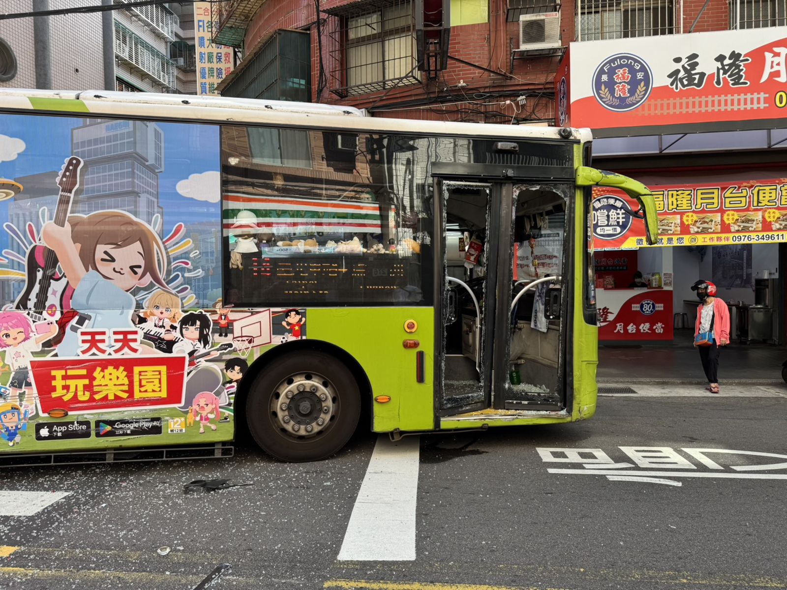 公車車門玻璃被直接撞破。翻攝畫面