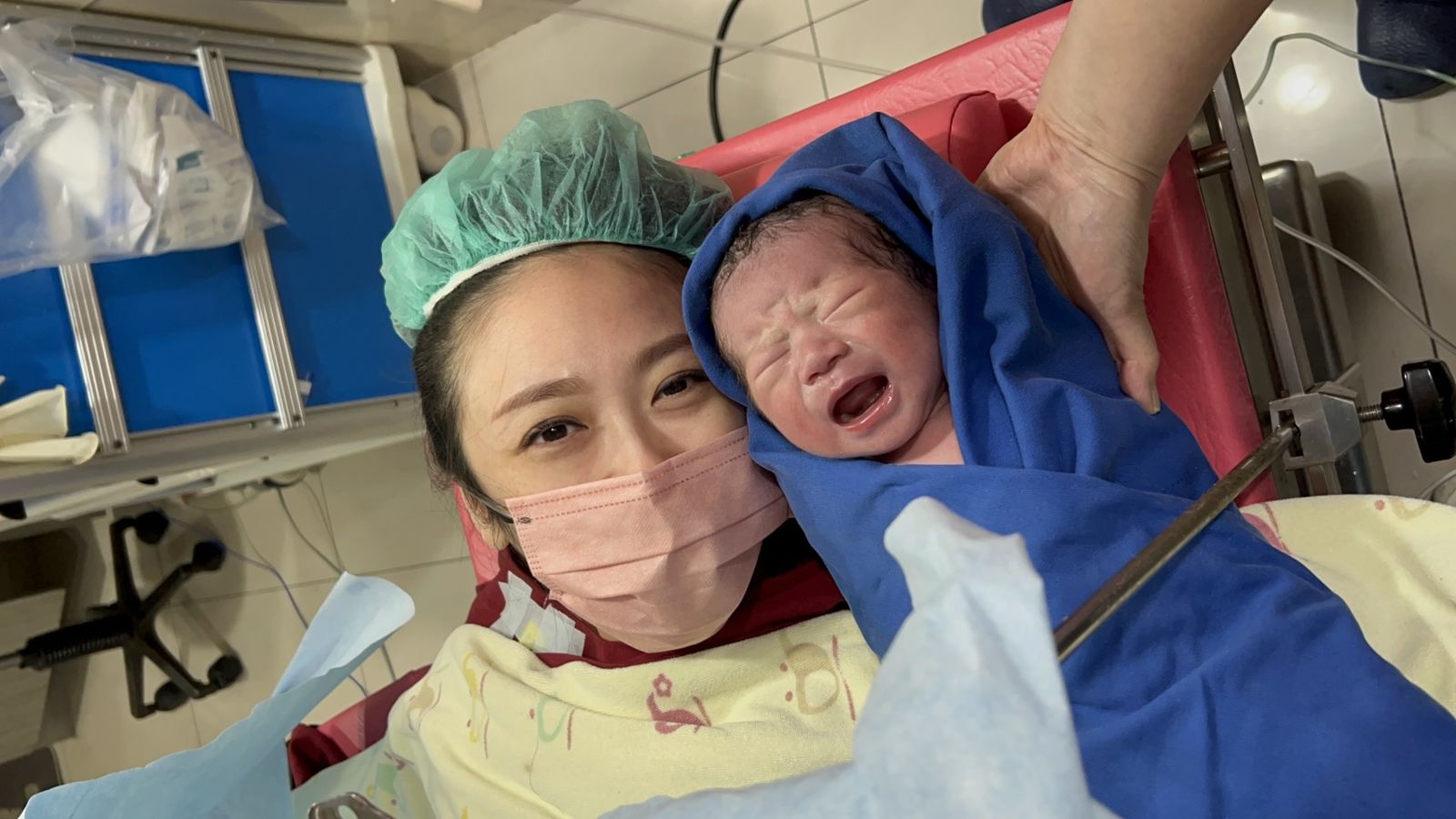 蔡允潔二寶生了！剖腹產只花5分鐘　母子天倫畫面曝光