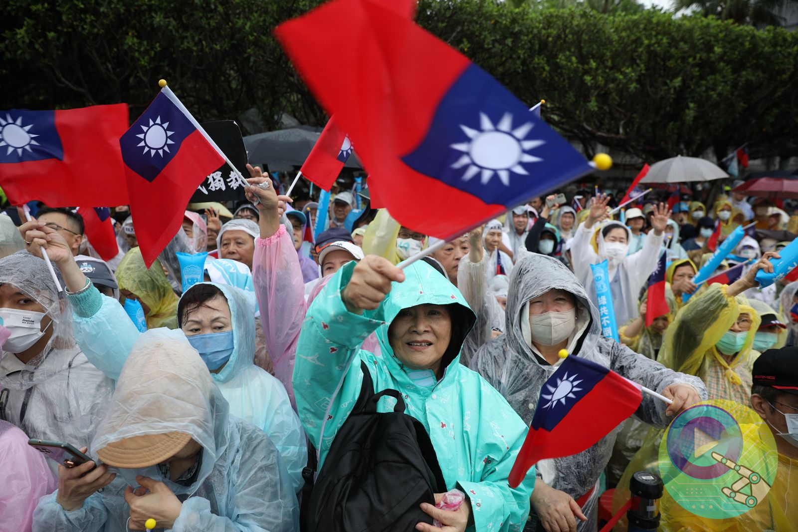 民眾興奮揮舞國旗。