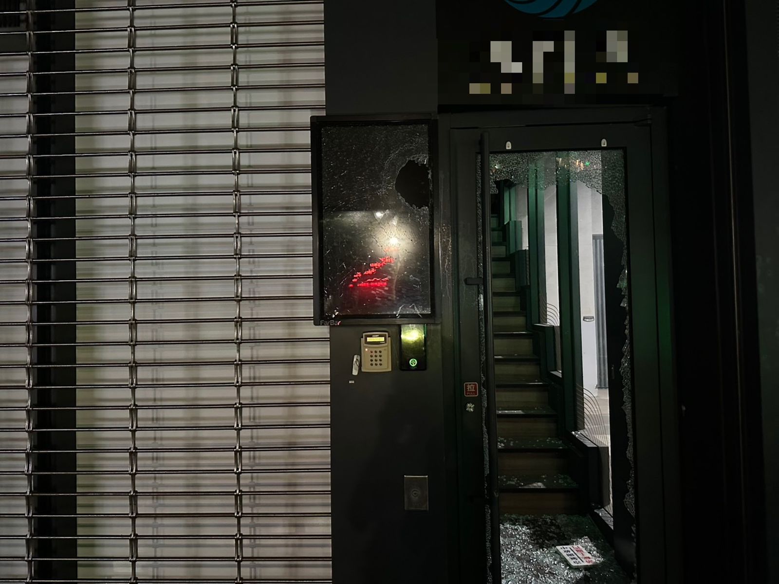 餐廳一樓螢幕遭毀損。翻攝畫面