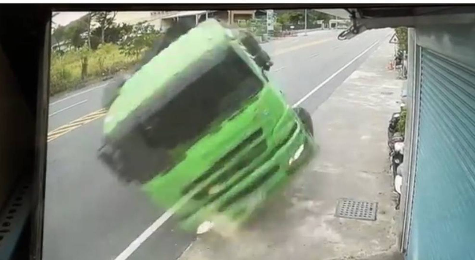 驚悚瞬間！台東拖板車失控翻覆撞進民宅　司機拋飛當場慘死