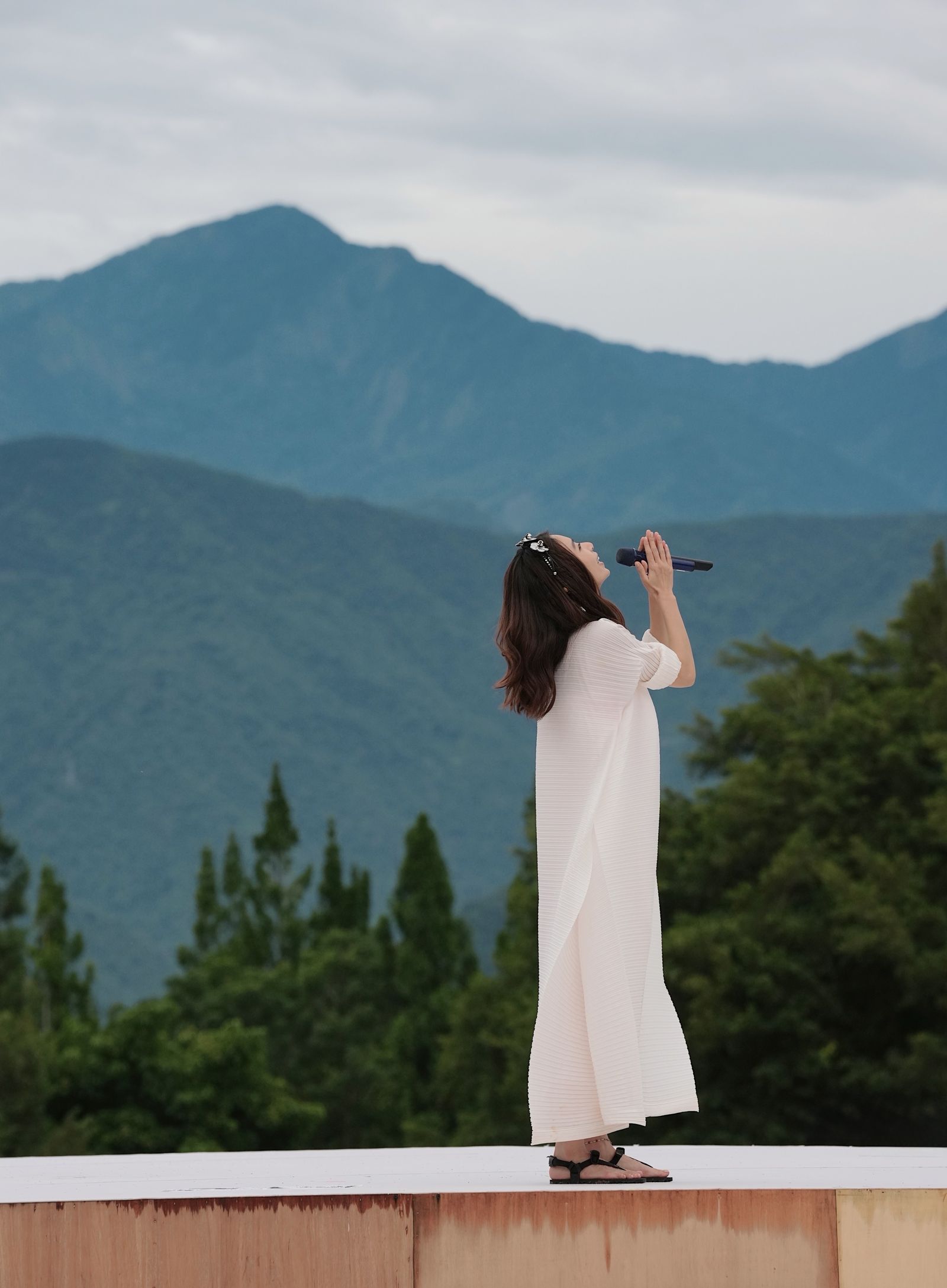丹娜絲颱風逼近，現場卻無風無雨順利演出，讓田馥甄合掌感謝：「你們敢相信嗎？謝謝天公伯！讓我感受到被土地天地眷顧。」何樂音樂提供
