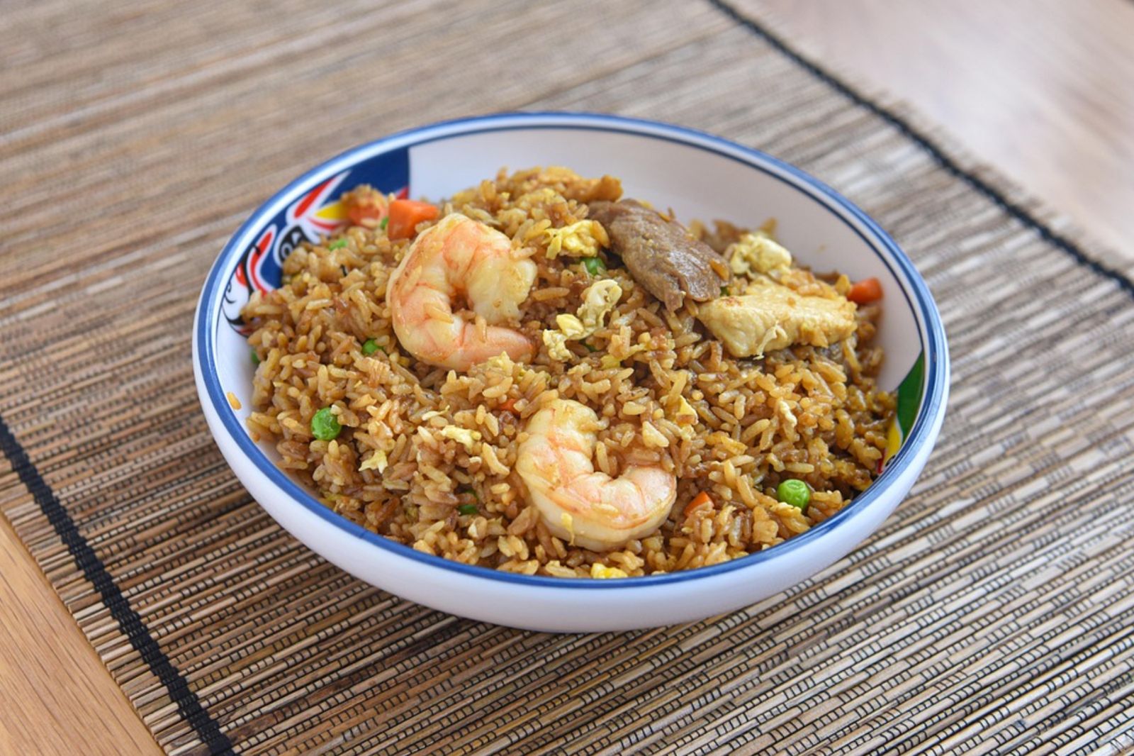 女客點炒飯備註「3個符號」！老闆娘一看起疑心　他急求饒：不想睡公園