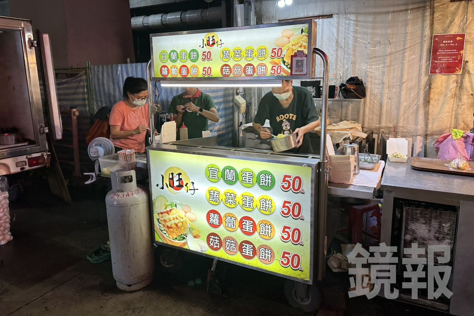 景美夜市裡的「小旺仔宜蘭蛋餅」,生意好、店家熱情。