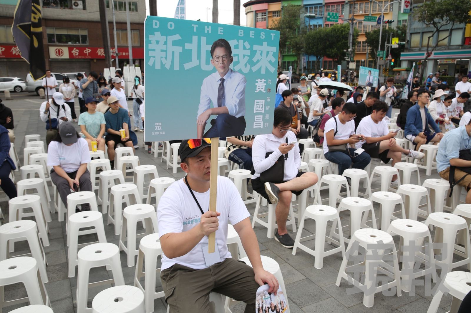 現場小草高舉應援旗幟。(圖/董孟航攝)