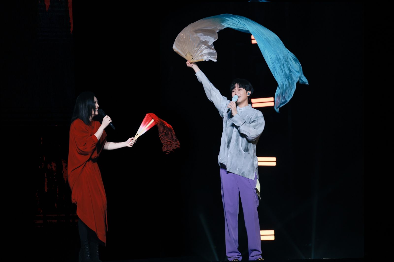 徐佳瑩（左）與吳青峰在台上又唱又跳氣氛超嗨。亞神音樂提供