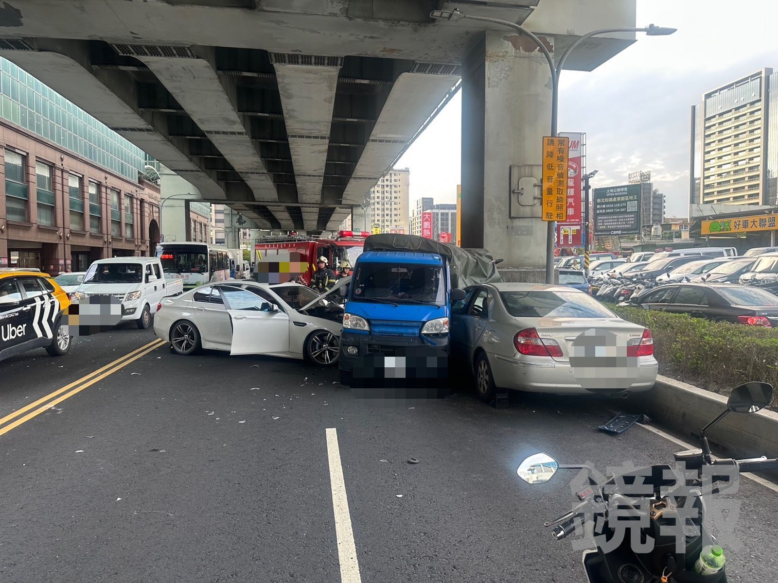 快訊／新北大道連環撞！通緝犯夫妻疑毒駕釀禍3人送醫