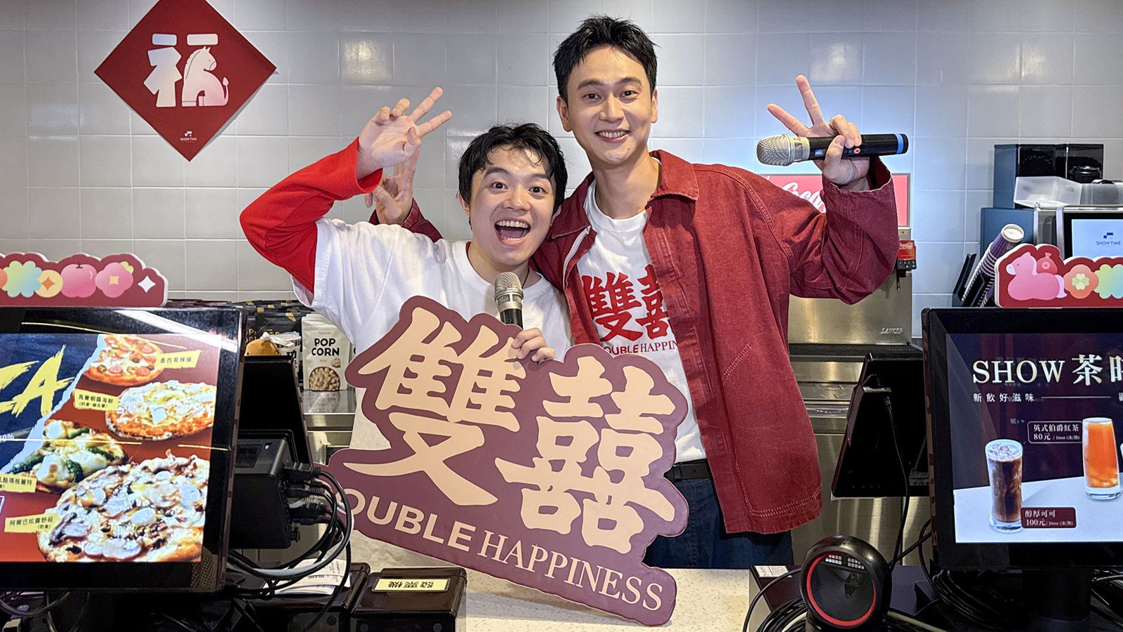 劉冠廷(右)、洪群鈞化身售票員寵粉。水花電影提供