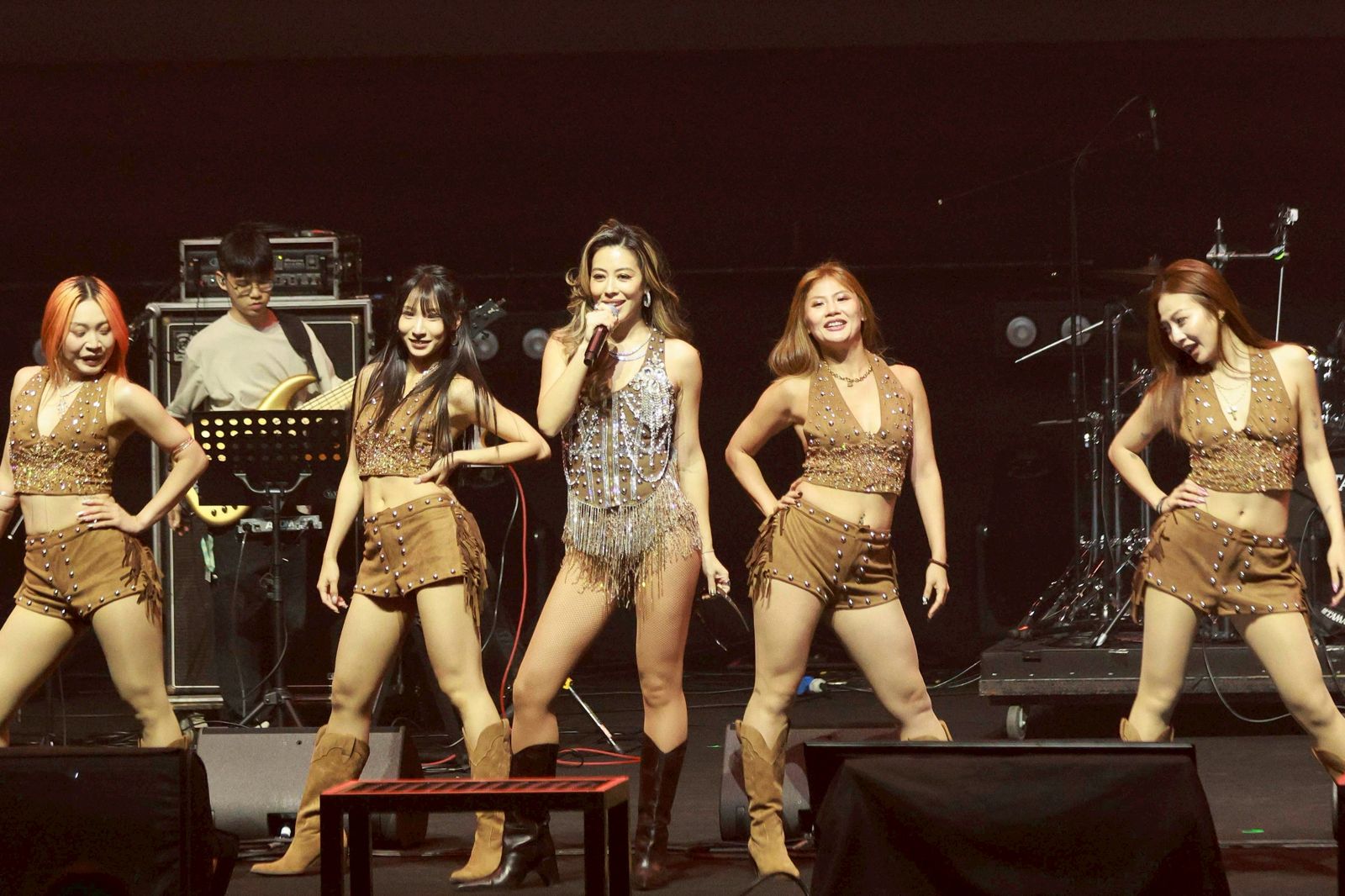 蔡詩芸辣秀美腿開撩小12歲鮮肉 王陽明不忍了現身盯場