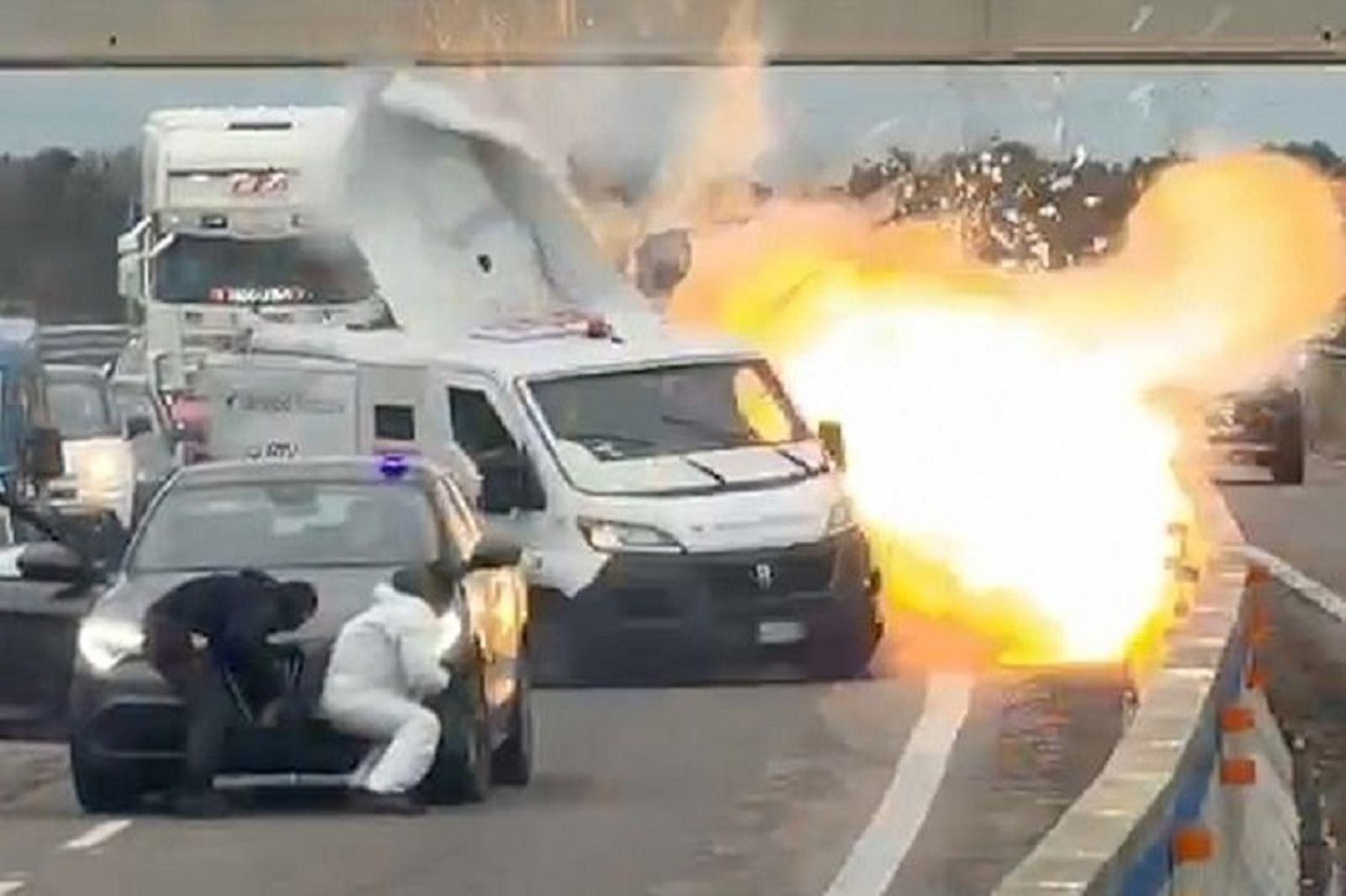 不是拍電影！義8歹徒偽裝警察封鎖國道　搶運鈔車爆破太驚悚