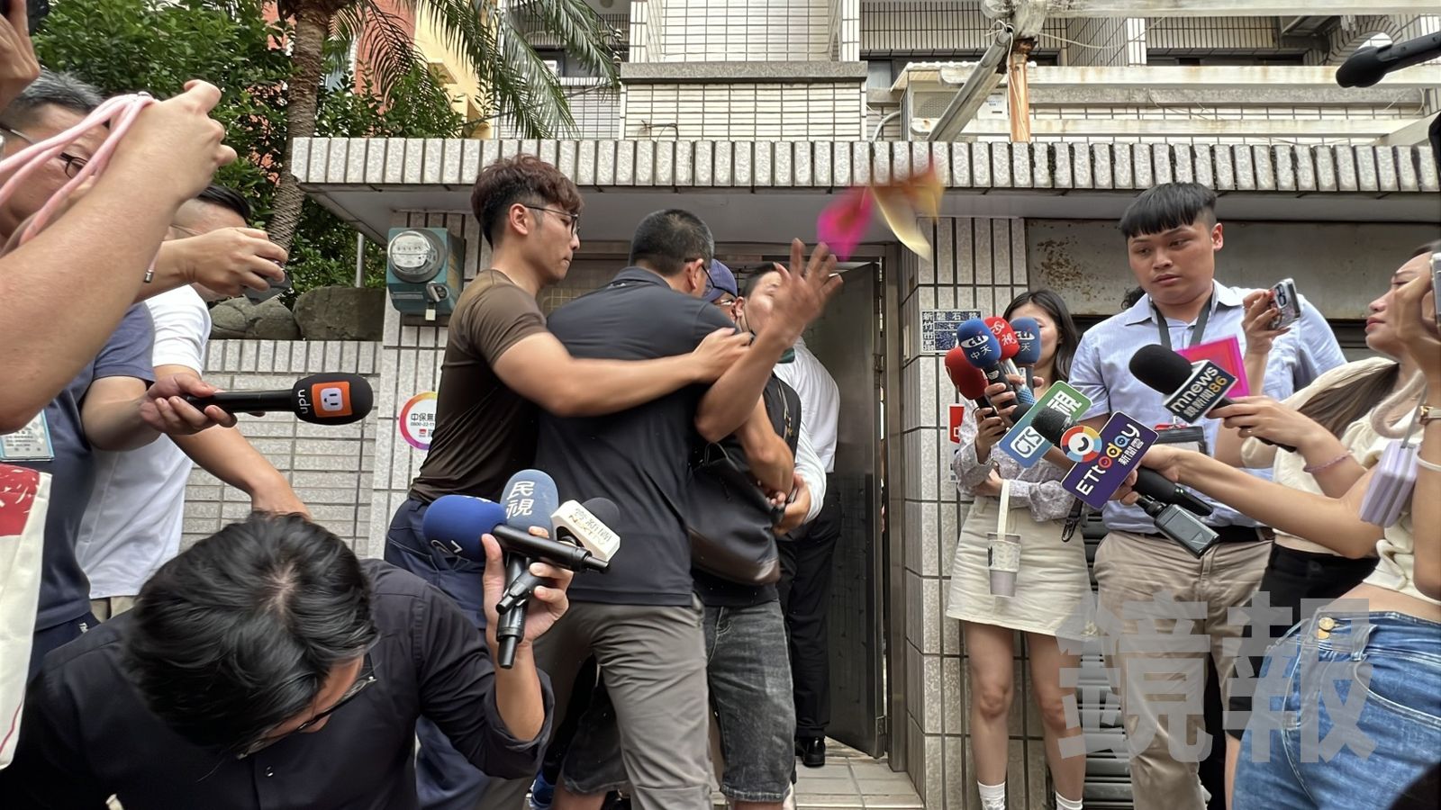 吃屎哥又跑到柯文哲新竹老家撒冥紙鬧場。李智為攝