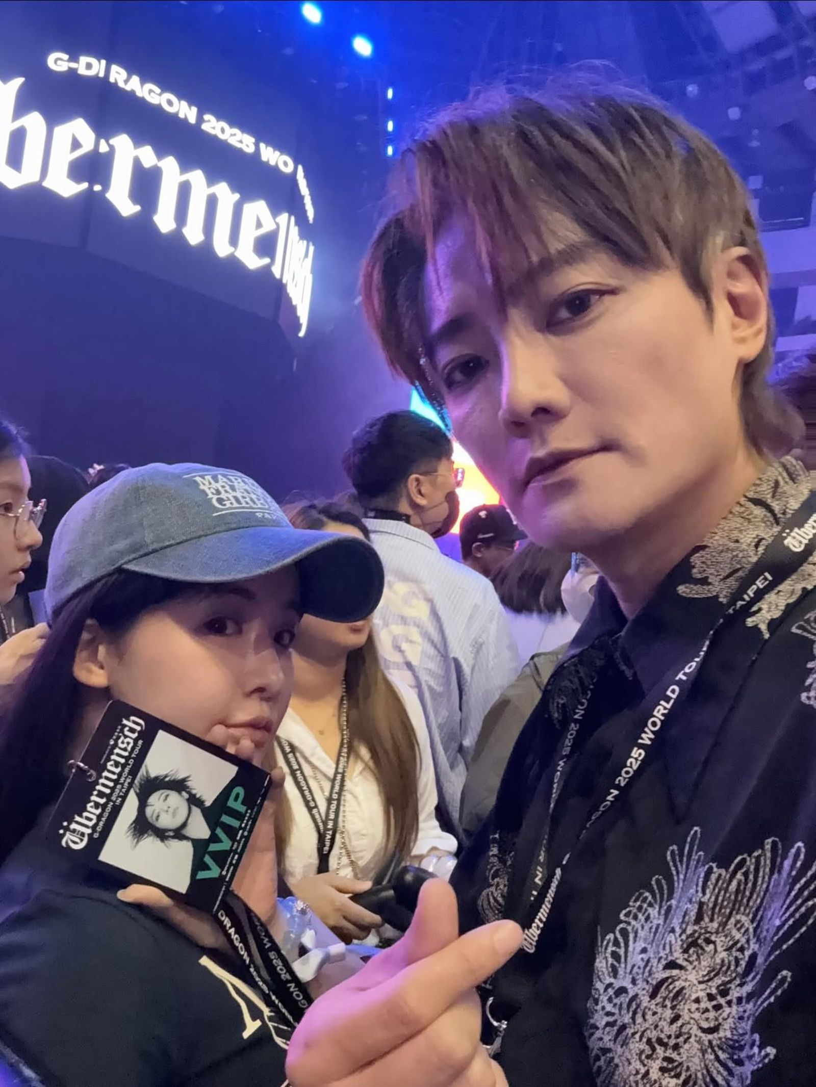 阿沁（右）帶著老婆花花去朝聖。翻攝阿沁IG