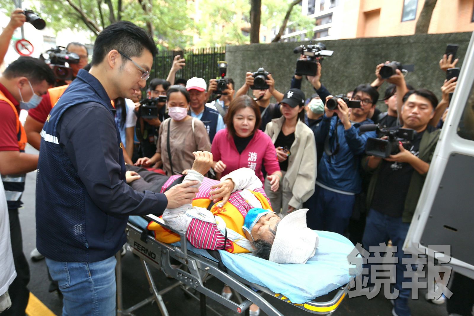 看著志工送上救護車，蔣萬安不禁感嘆「他們太早起了！」攝影姜永年