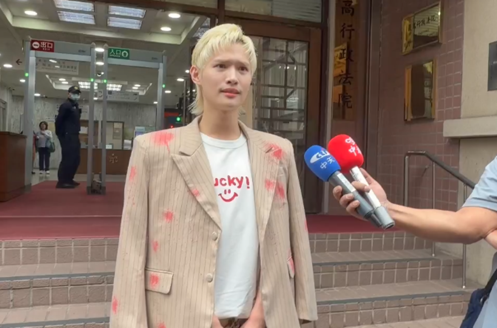 被影射收中共錢！鍾明軒怒告求償500萬　庭開3分鐘吐苦水：一度想結束生命