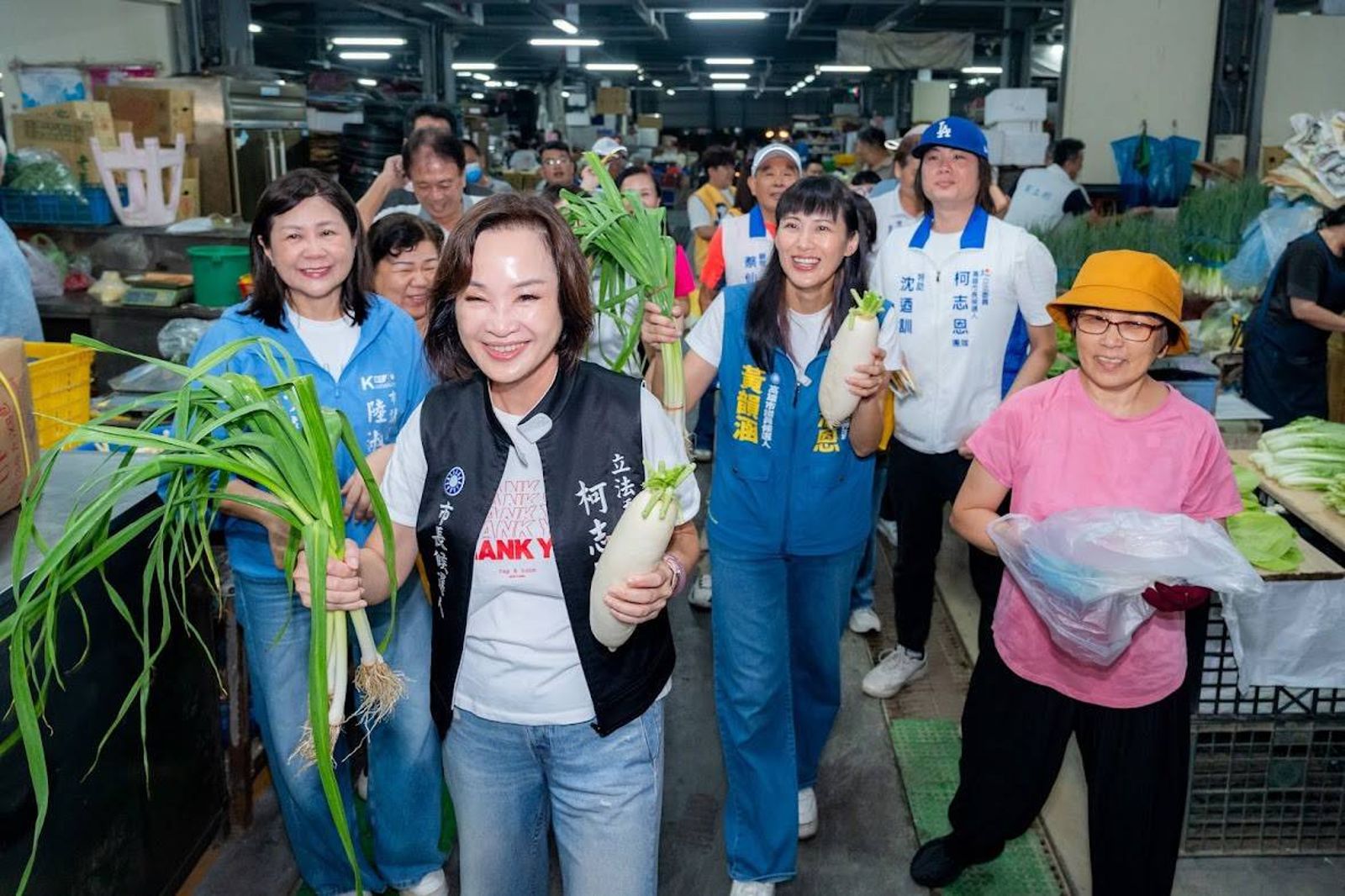 柯志恩天未亮開跑!凌晨4點現身魚市場 岡山攤商塞爆「菜頭蒜苗」祝凍蒜