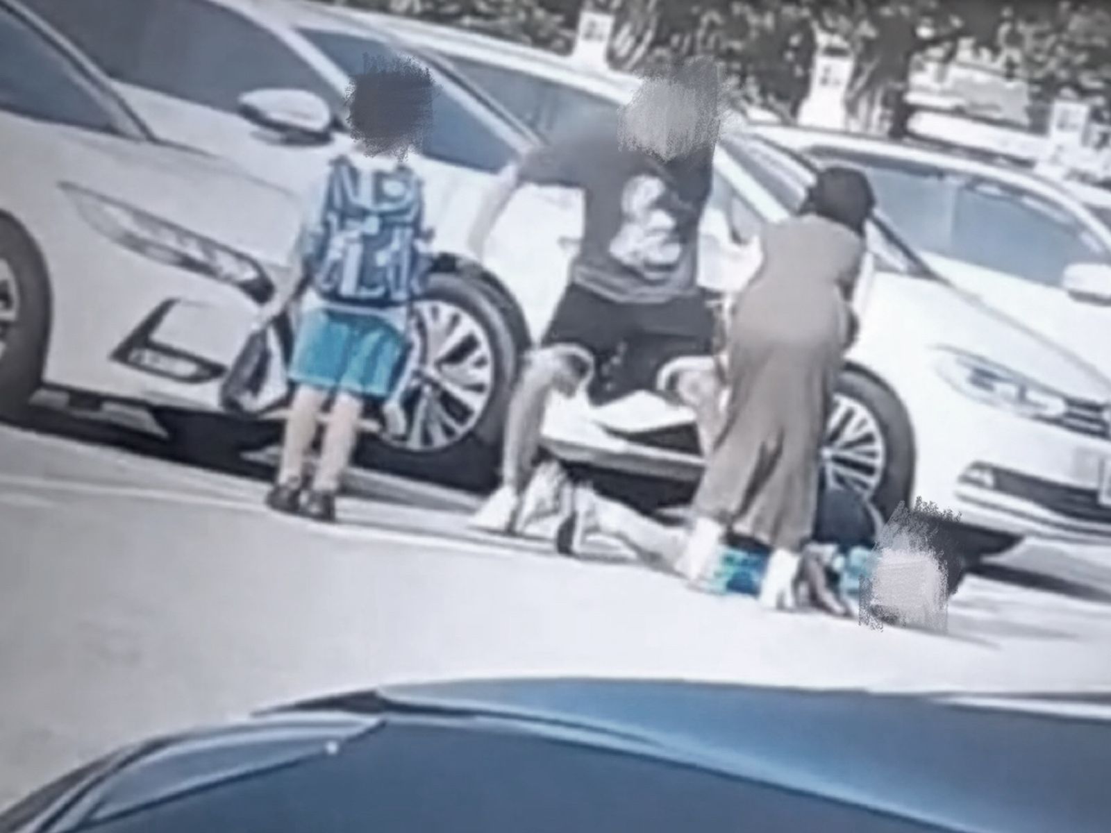 國父紀念館驚見家暴！狠父暴怒「推倒補一腳」踹飛幼童　驚悚影片瘋傳網炸鍋