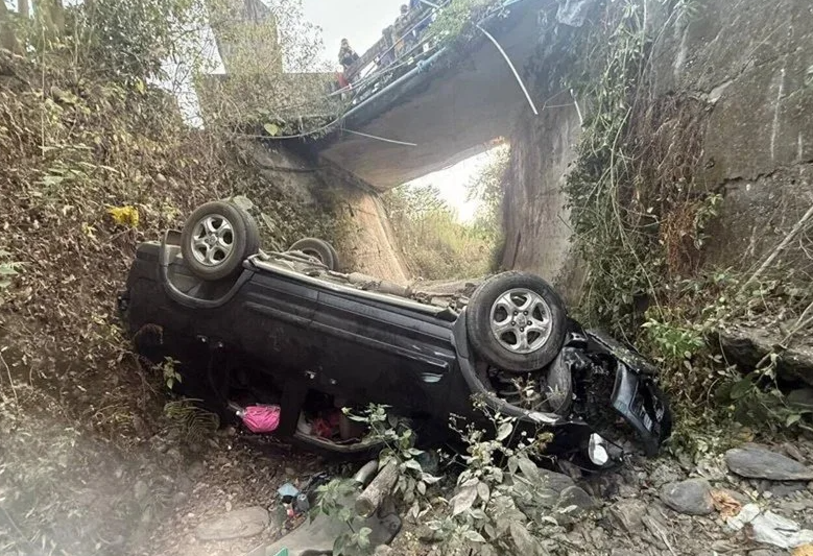 5人座擠8人撞爛!屏東休旅車墜橋「4輪朝天」 7人撇下重傷泰女集體消失