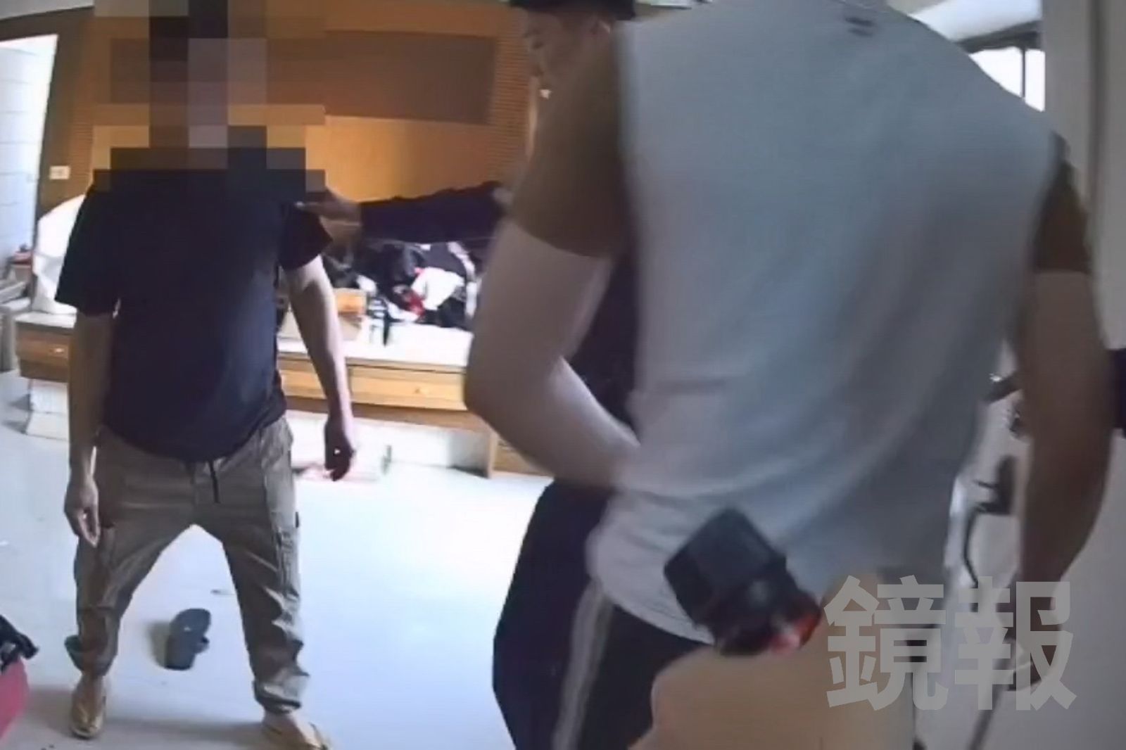 玩命躲查緝！逃逸移工「酒醉喧鬧」藏匿處曝光　2人躲7樓窗外命懸一線