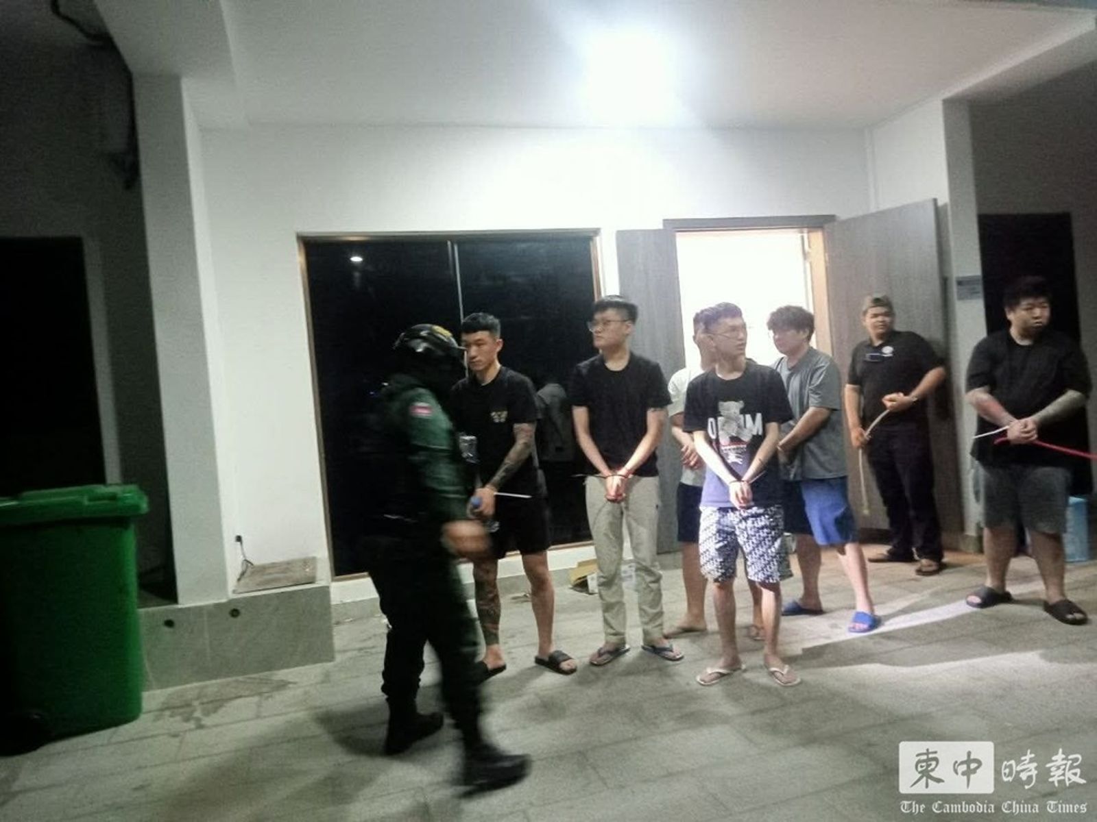 柬埔寨金邊市執法部門於4月6日在森速區展開專案行動，接連搗毀兩處大型電信詐騙窩點。圖／翻攝自柬中時報