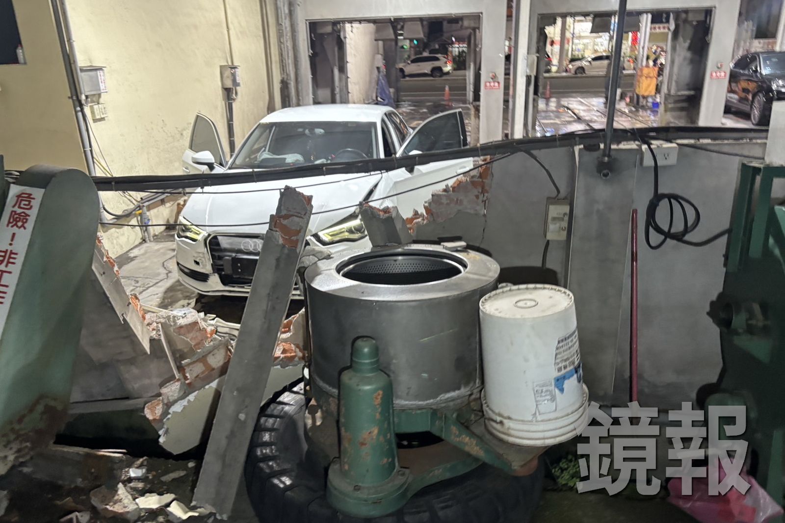 洗車場圍牆被轎車撞破,碎裂的磚塊散落一地。圖/民眾提供