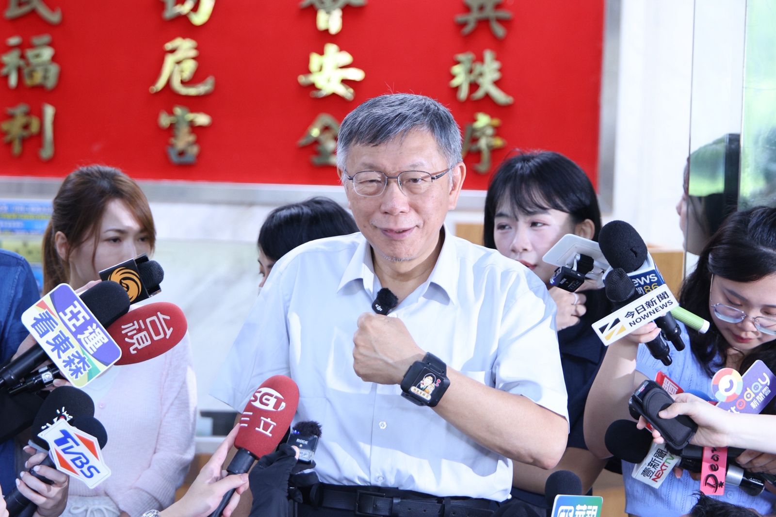 柯文哲電子手環貼「我是苯駢芘」貼紙 拄拐杖嗆:下一步戴電子項圈?