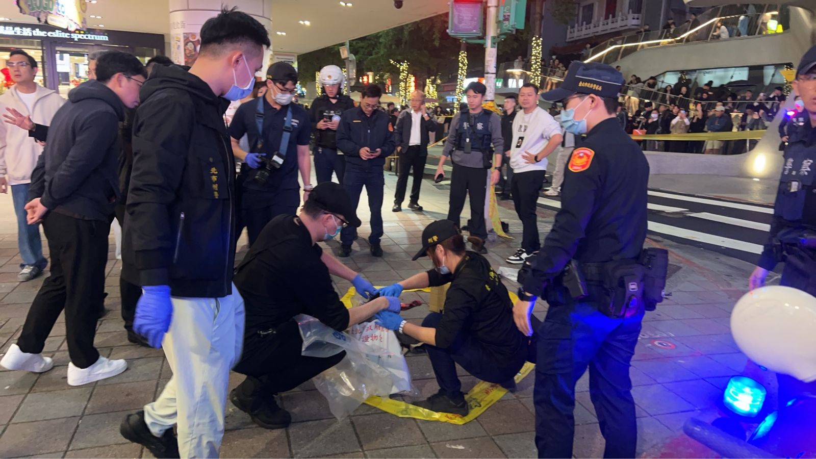 警方隨即展開追捕，張文最終在誠品南西店5樓高處墜樓，警方也展開蒐證。攝影陳建勳