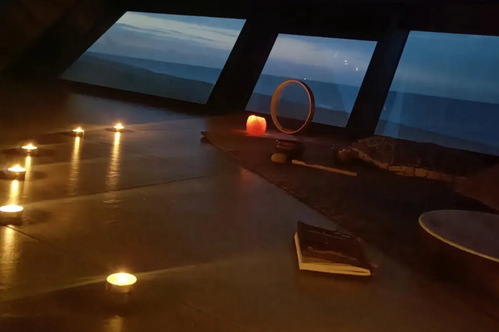 Millie於咖啡廳中開設瑜珈課程。圖/翻攝自IG@unity_yoga1