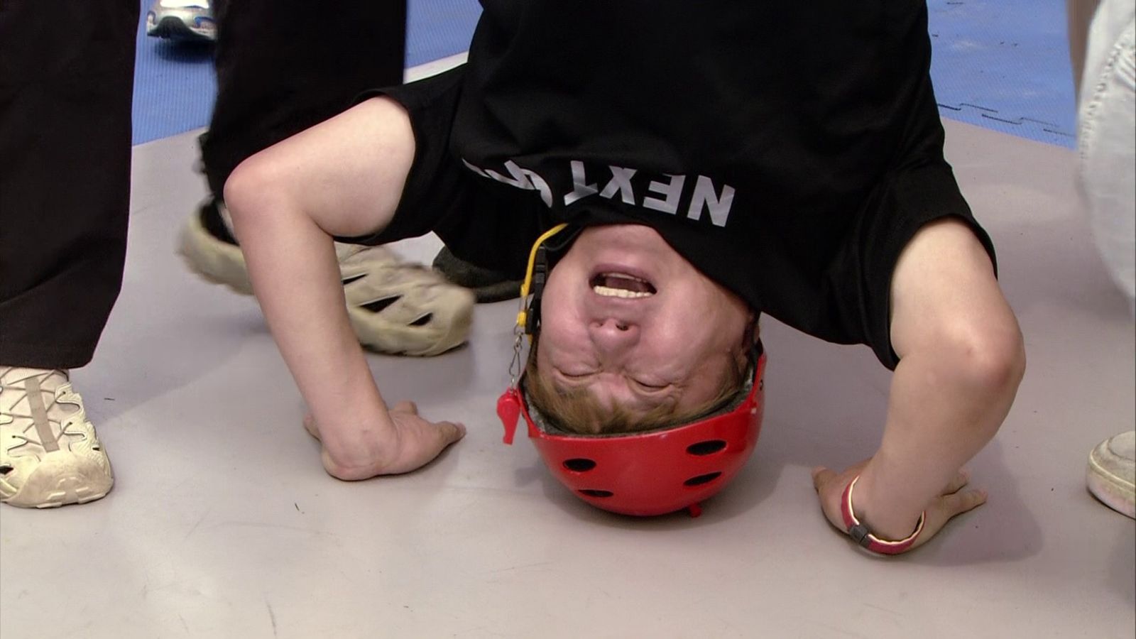 胡瓜戴安全帽「頭轉」右鞋都飛了! 狼狽吐心聲:地板好燙