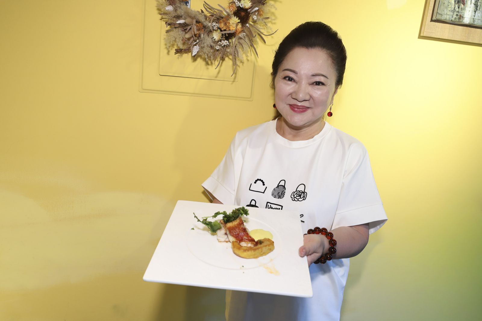 白冰冰現身林口餐廳成「端菜小妹」！主動邀拍照竟遭拒絕