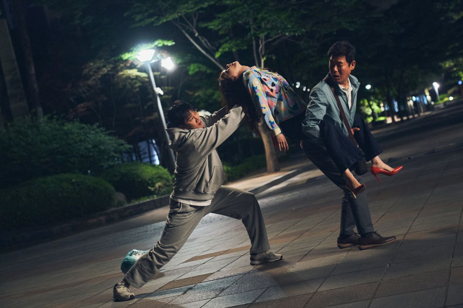 潤娥（中）片中一結束「夜行活動」就會昏睡，成東鎰（右）、安普賢都為此得揹著她。車庫提供