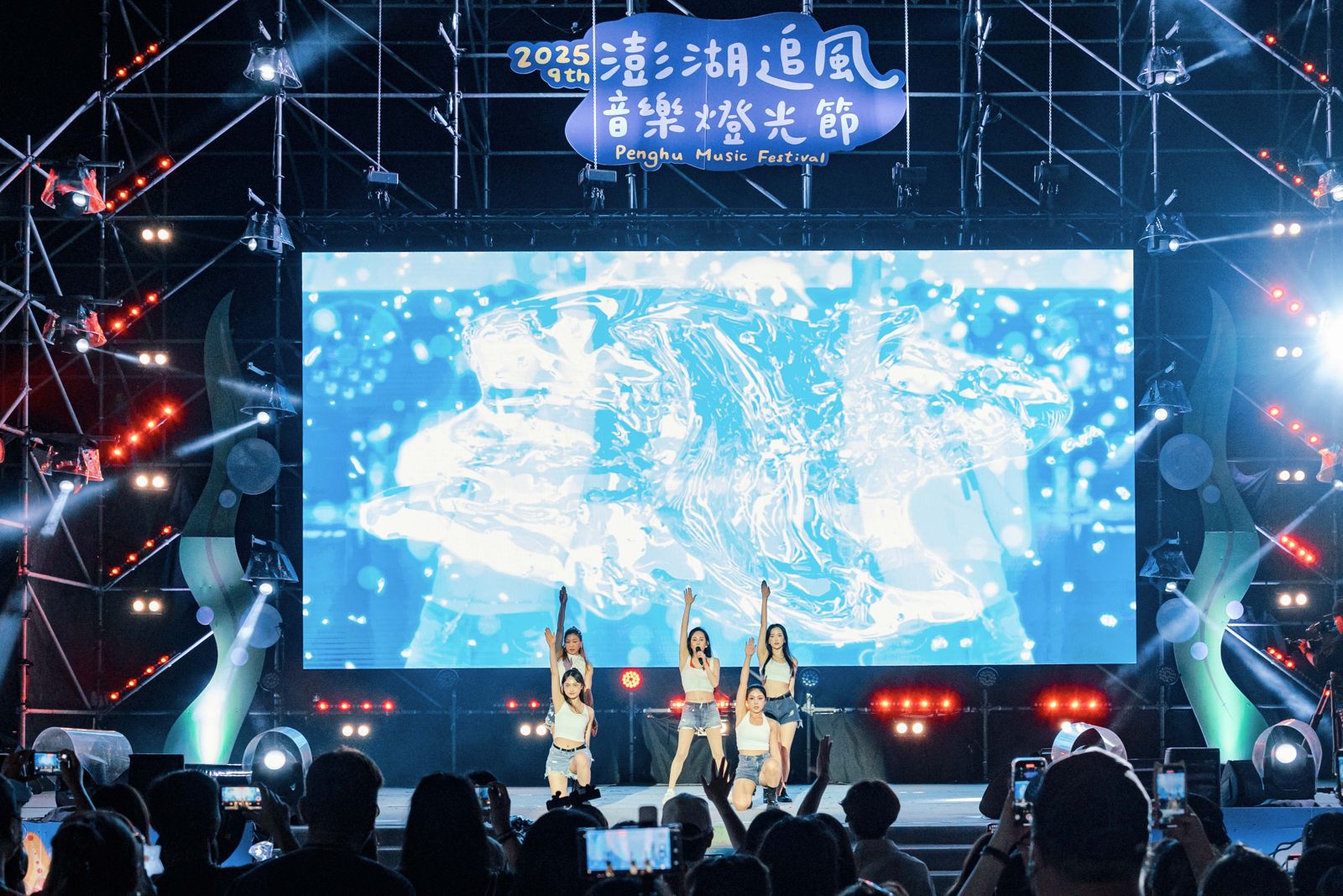 温嵐以經典代表作〈夏天的風〉掀起全場合唱。三立提供