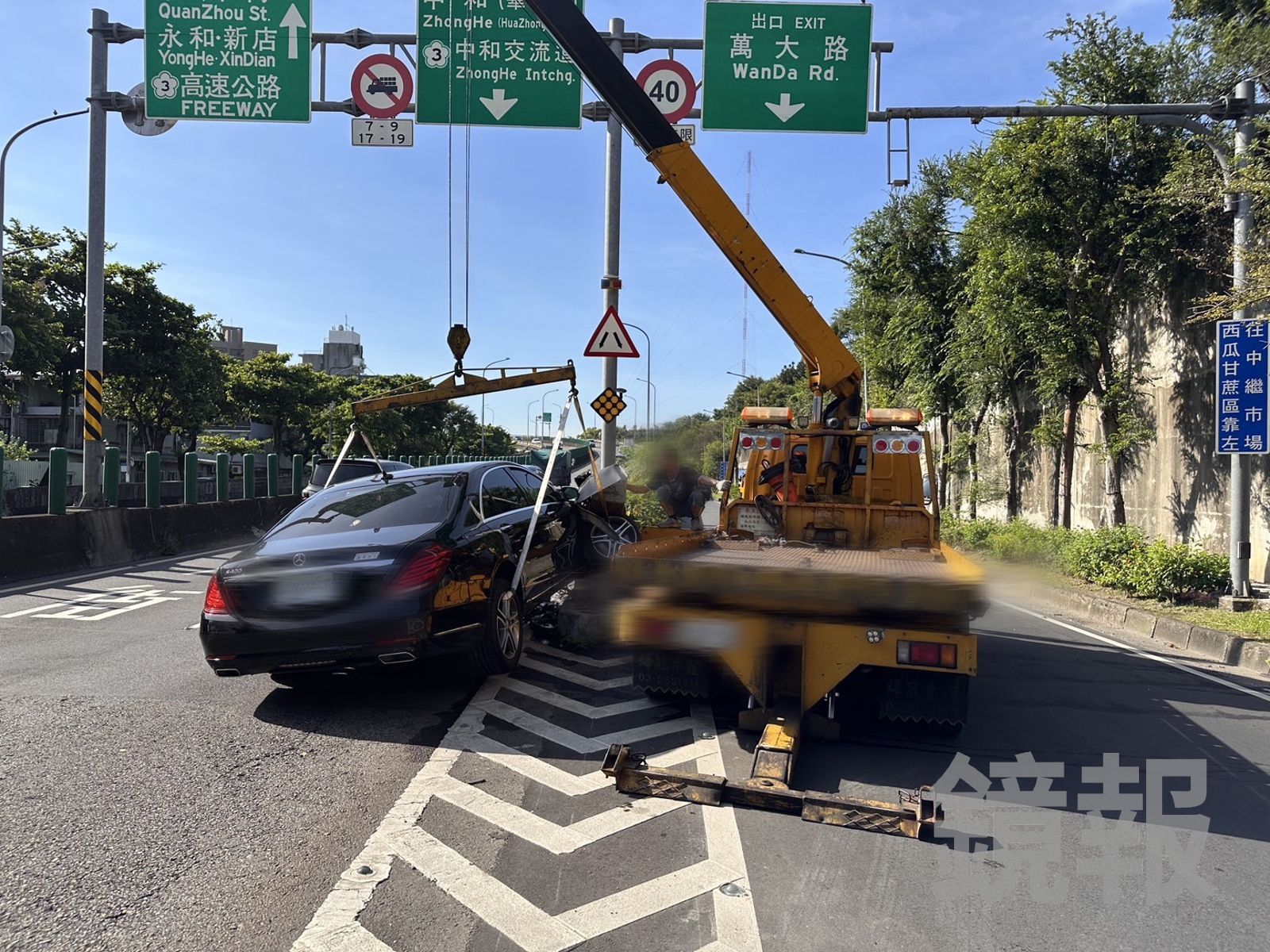 快訊/萬華環河快速道路賓士自撞橋墩 駕駛棄車神隱消失無蹤