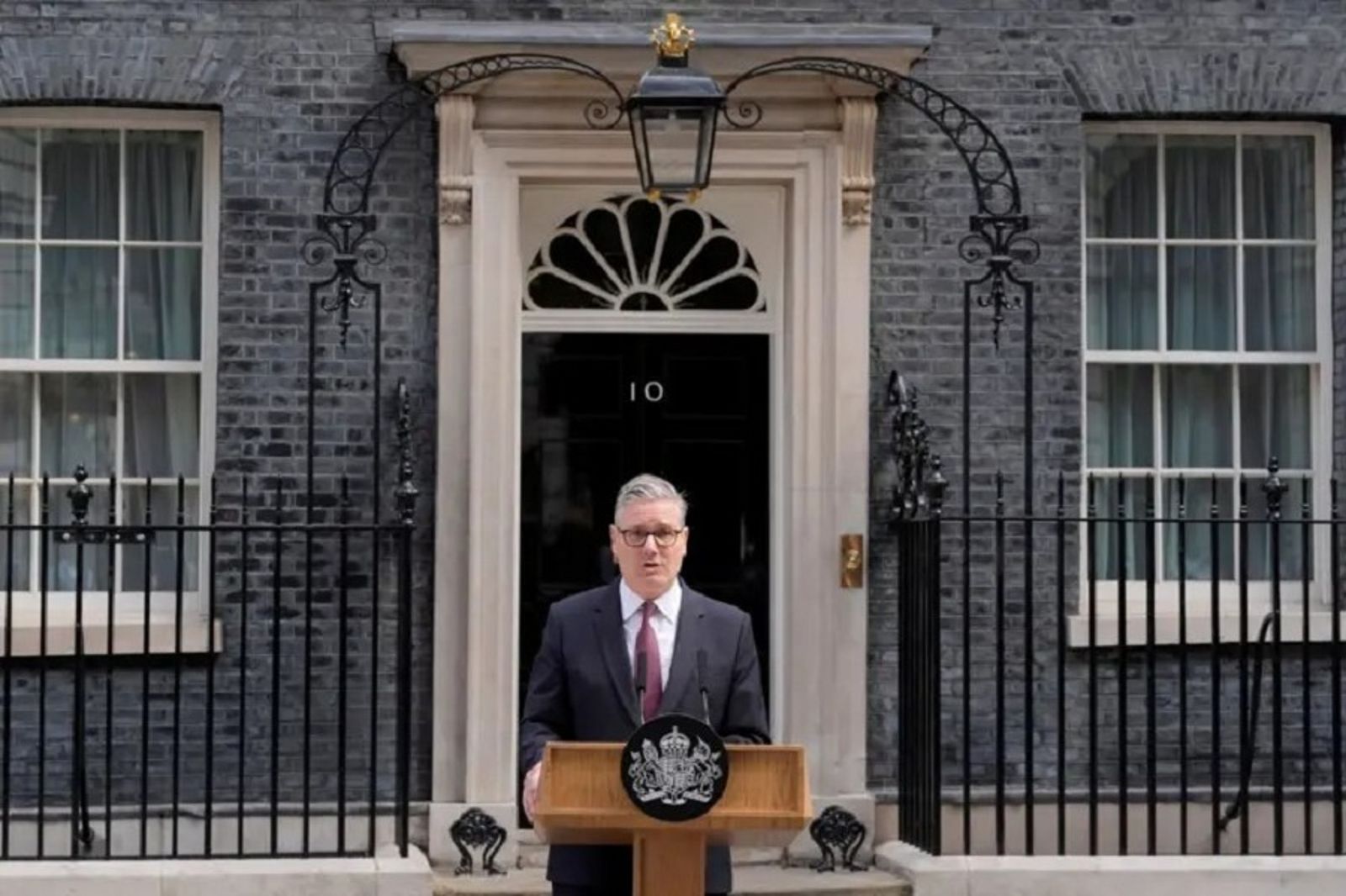 英國首相正式宣布辭職 10年換7位網諷「靠賴瑞貓撐國家」