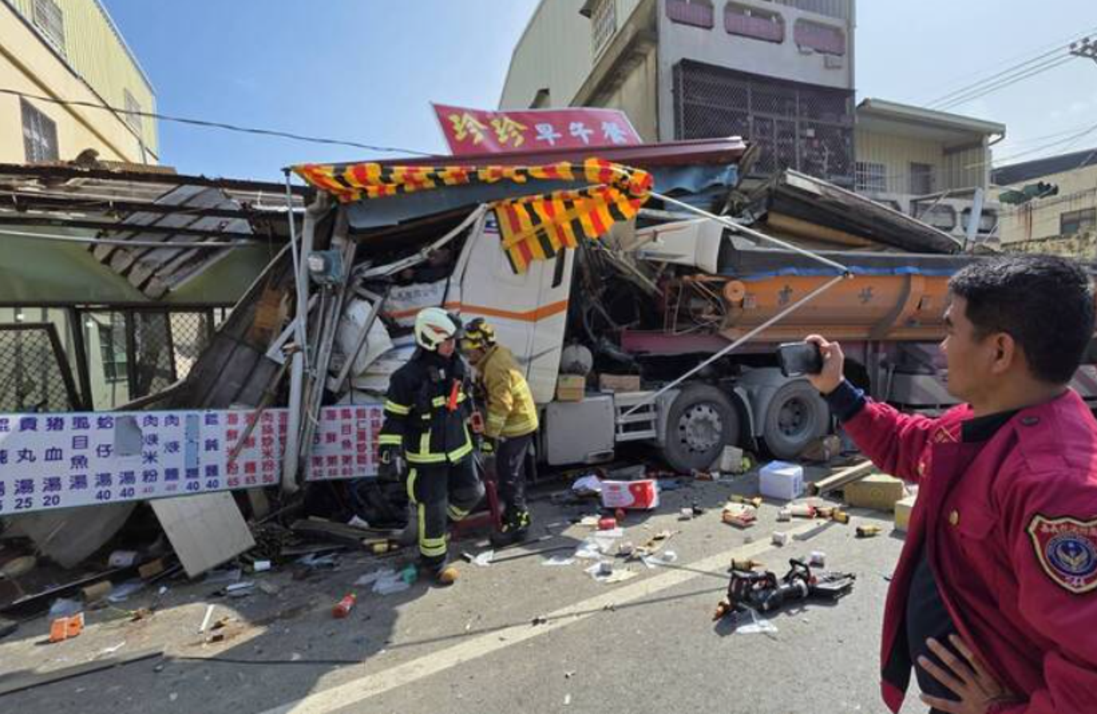 嘉義砂石車連環撞橫掃路邊早餐店　店面撞到變形　3人驚恐送醫