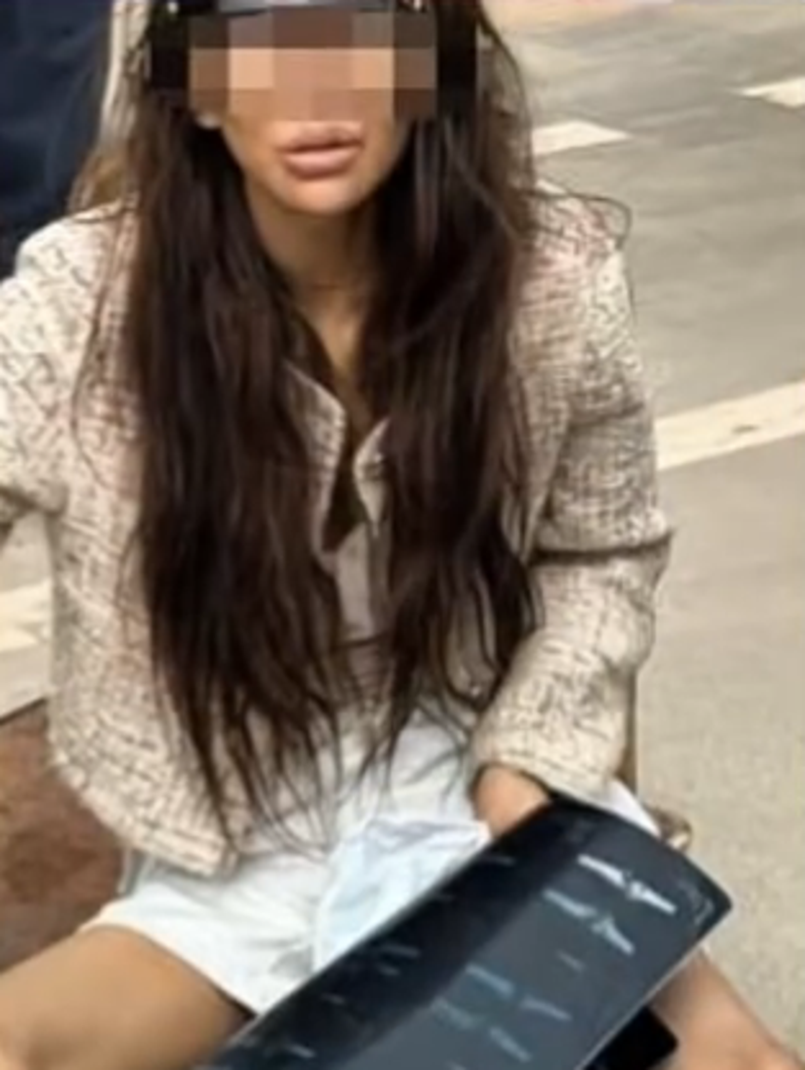 中國吳姓網紅被發現流落街頭，手上還拿電腦斷層掃描。圖／翻攝自微博