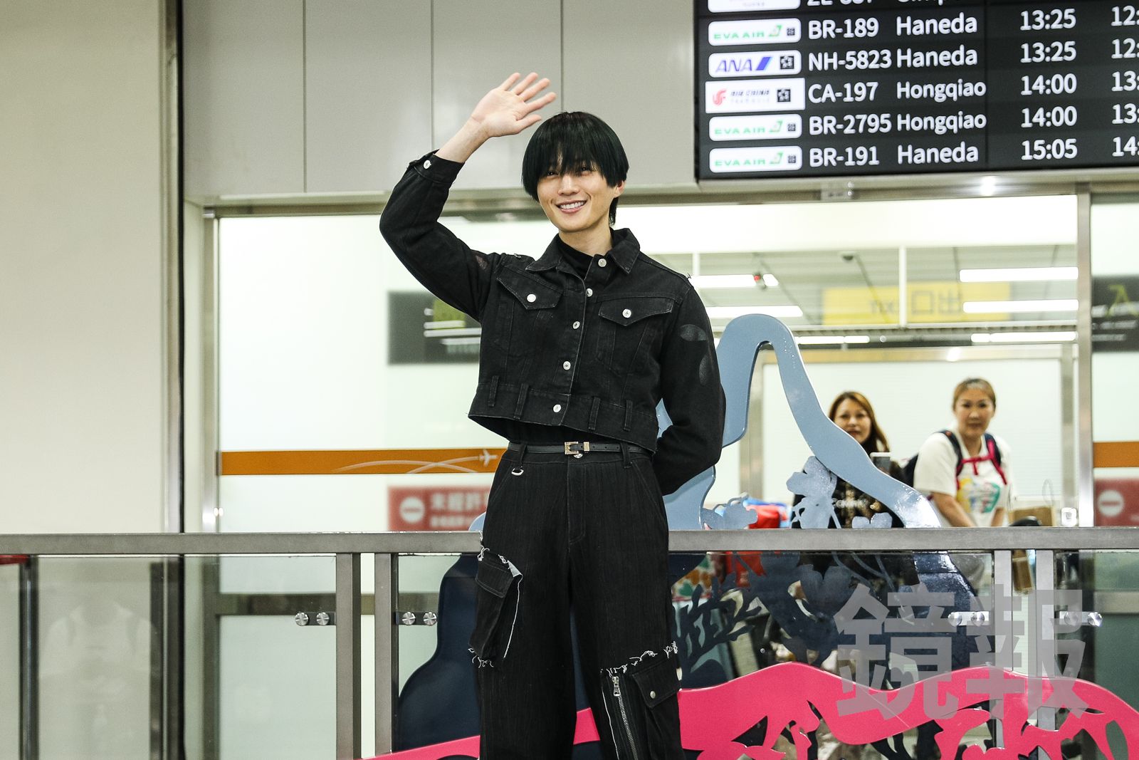 八木勇征開心向四面八方的粉絲打招呼。鄒保祥攝
