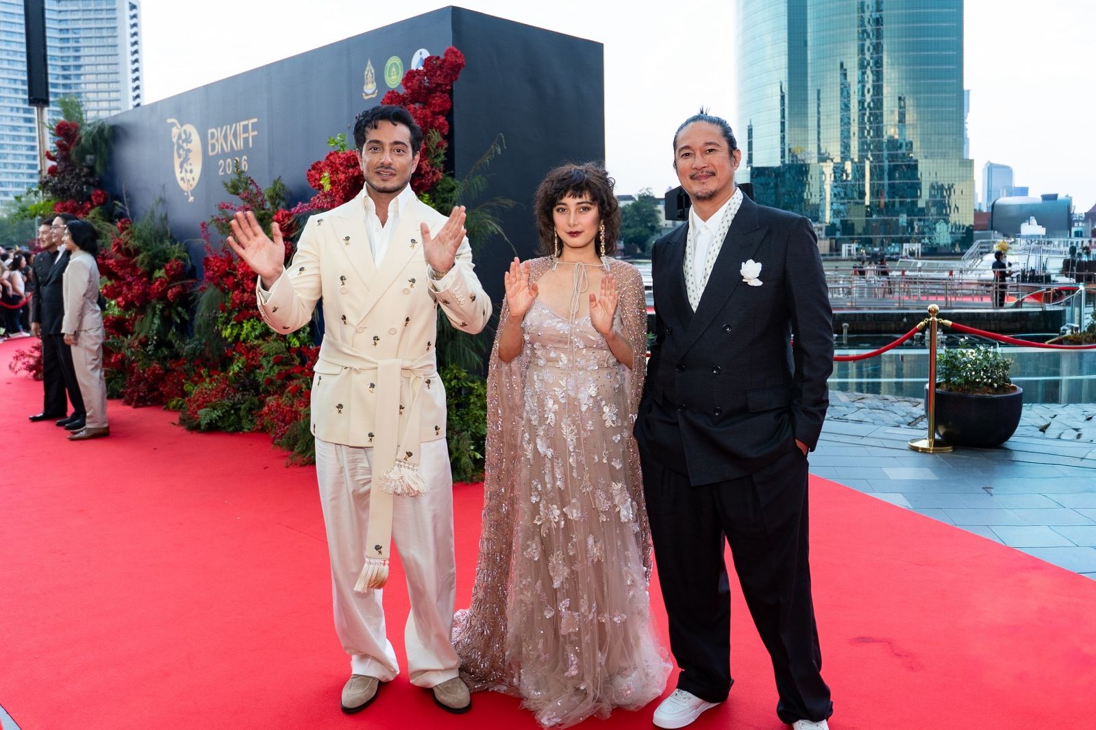 港星第一人!何超儀透視裝獲泰國公主親頒大獎 見皇室嚴格受訓過程曝光