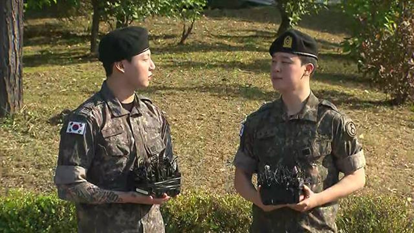 智旻（右）、柾國分享退伍感想。翻攝KBS