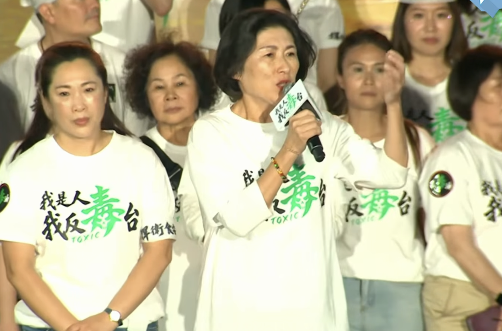 好糗!饒慶鈴凱道高喊「PPT超標」...網酸:先做功課再上台