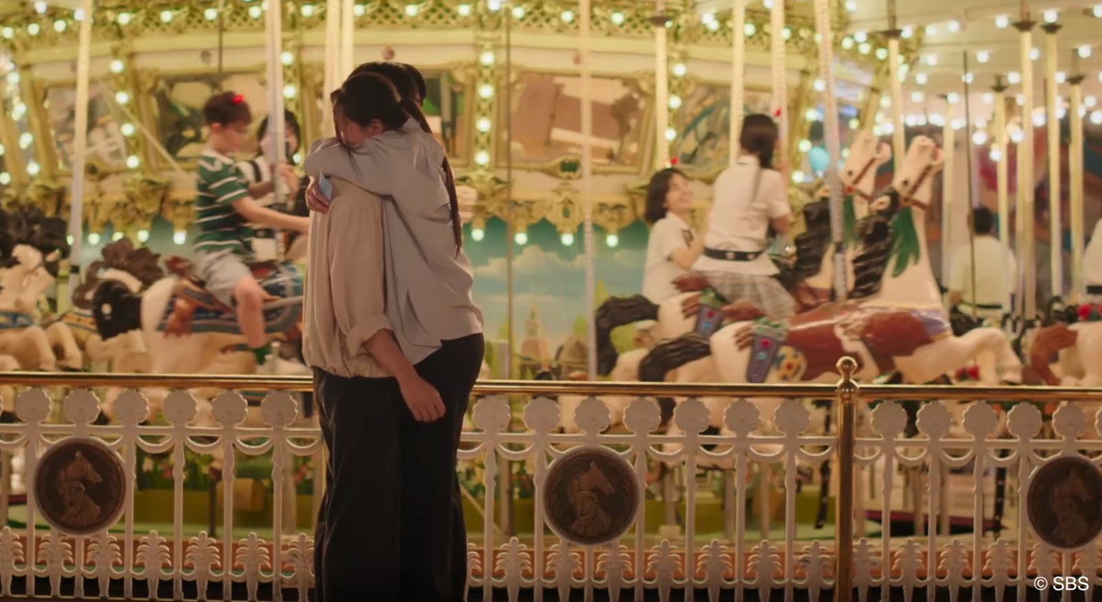 崩潰抱回亡姊！柳演錫「借身相擁」哭炸全網　跳〈LOVE DIVE〉再被IVE認證