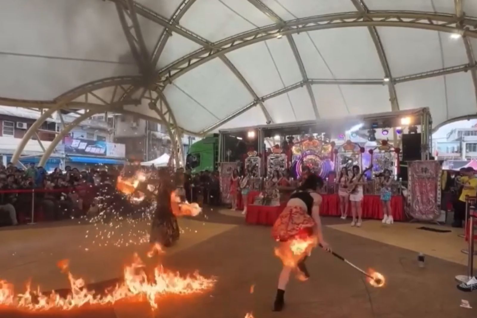 慘遭火吻!女舞者「火舞表演」跌倒 裙子著火…全場沒人救她