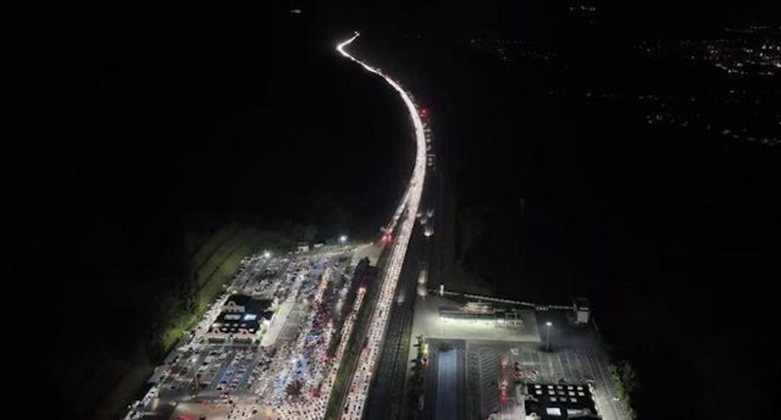 京港澳高速成大型停車場。圖／翻自《瀟湘晨報》