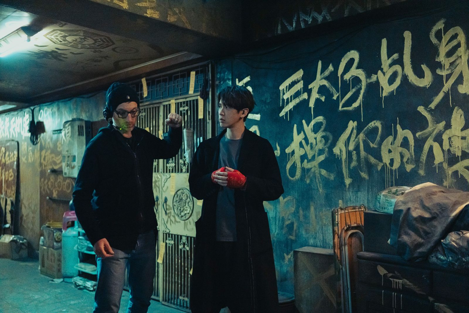 柯震東（右）大讚《乩身》場景組的功力。Netflix提供