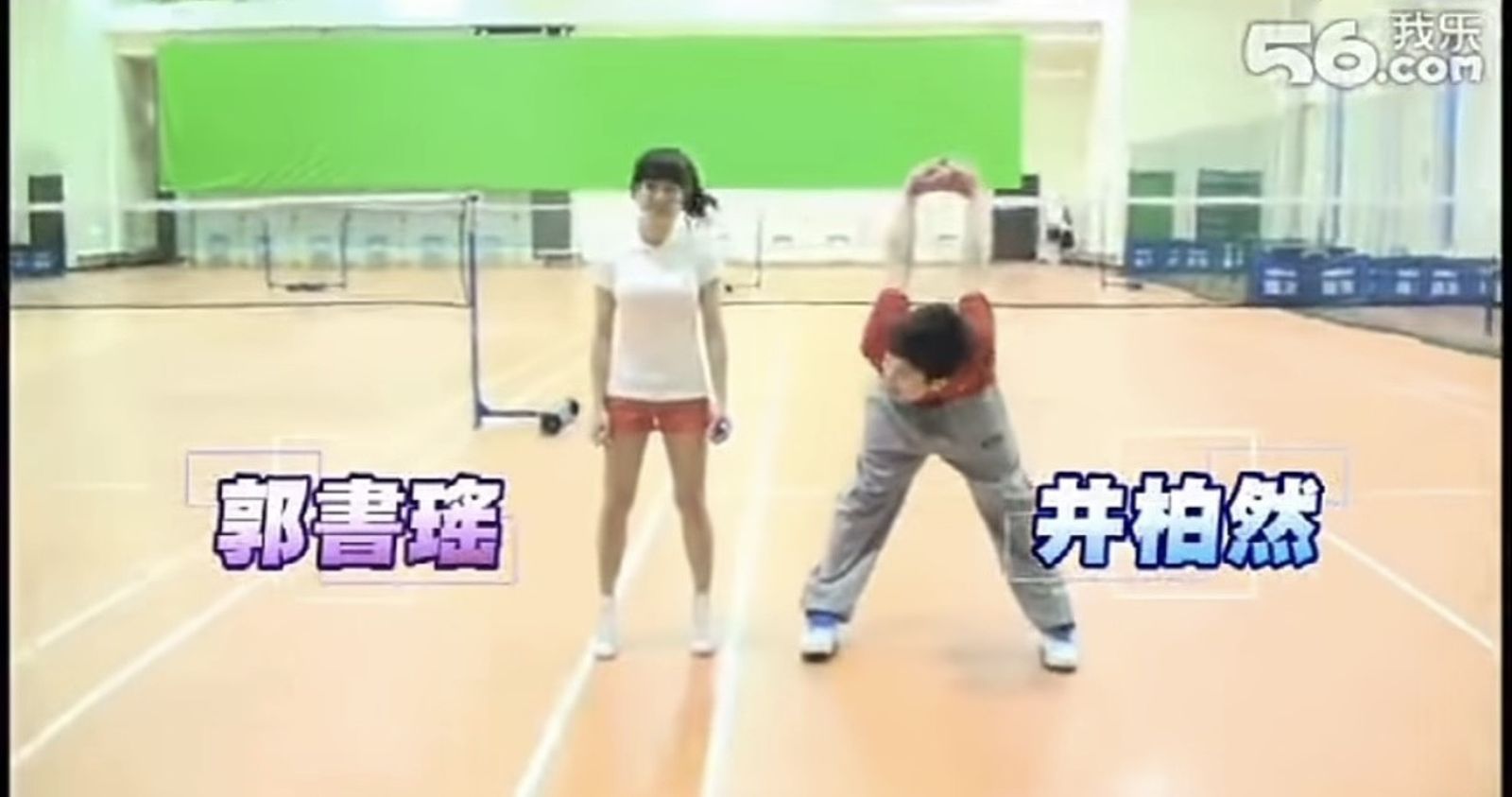 井柏然(右)故意要郭書瑤做出凸顯身材的動作。翻攝Threads