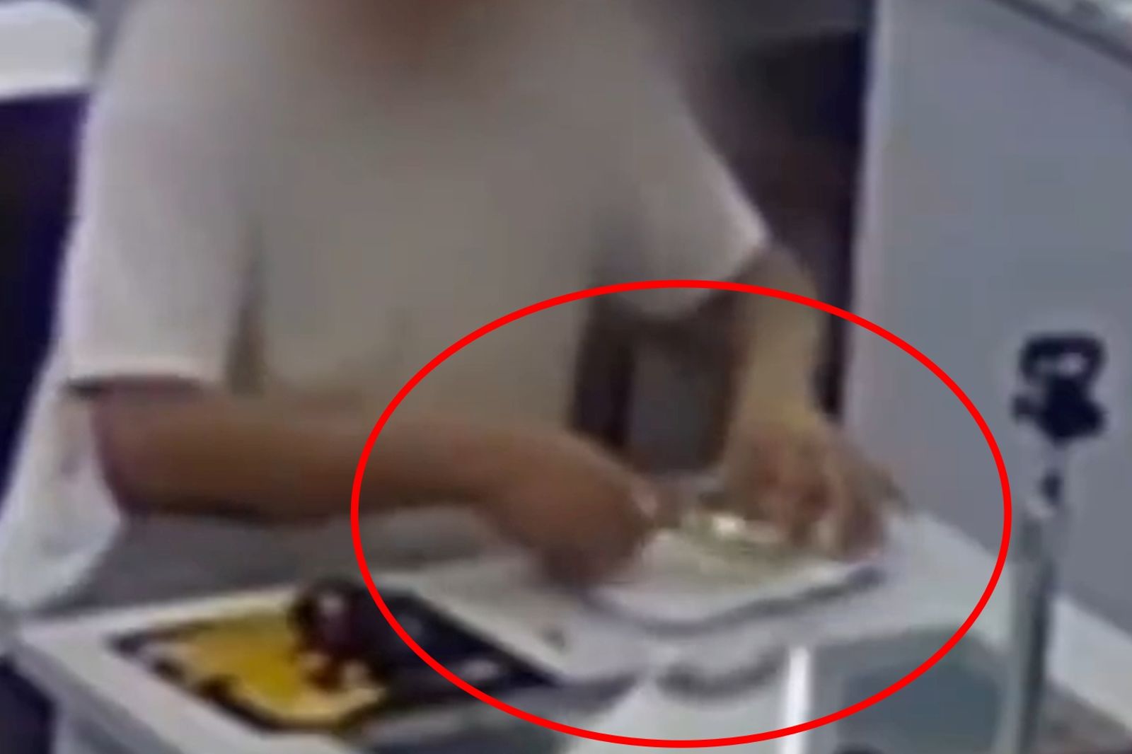 男子拿出超大一張小抄、放大鏡。圖／微博