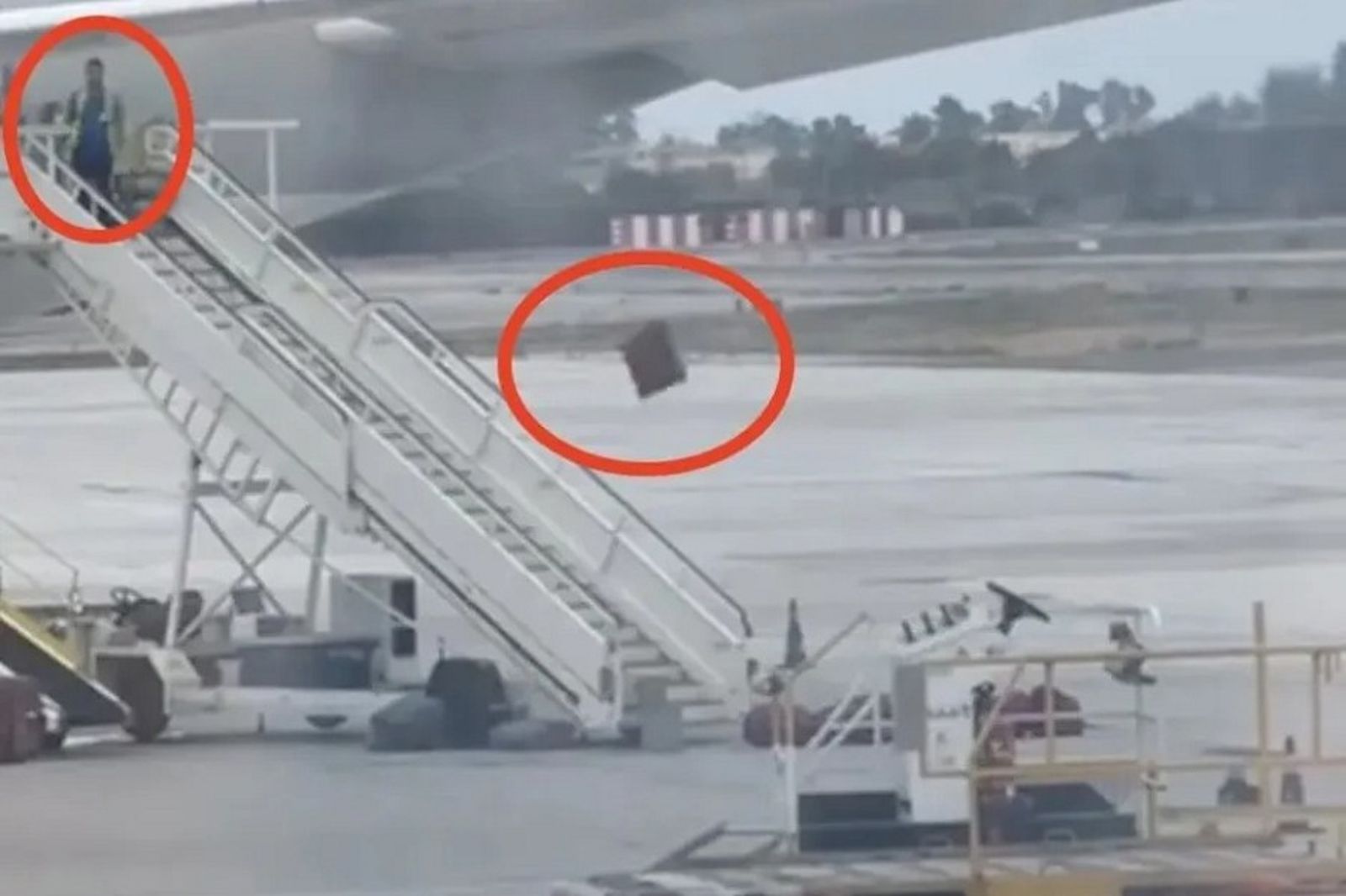 41J肉聲/行李被亂拋重摔還是有效率? 西班牙機場人員這樣「丟包」引熱議