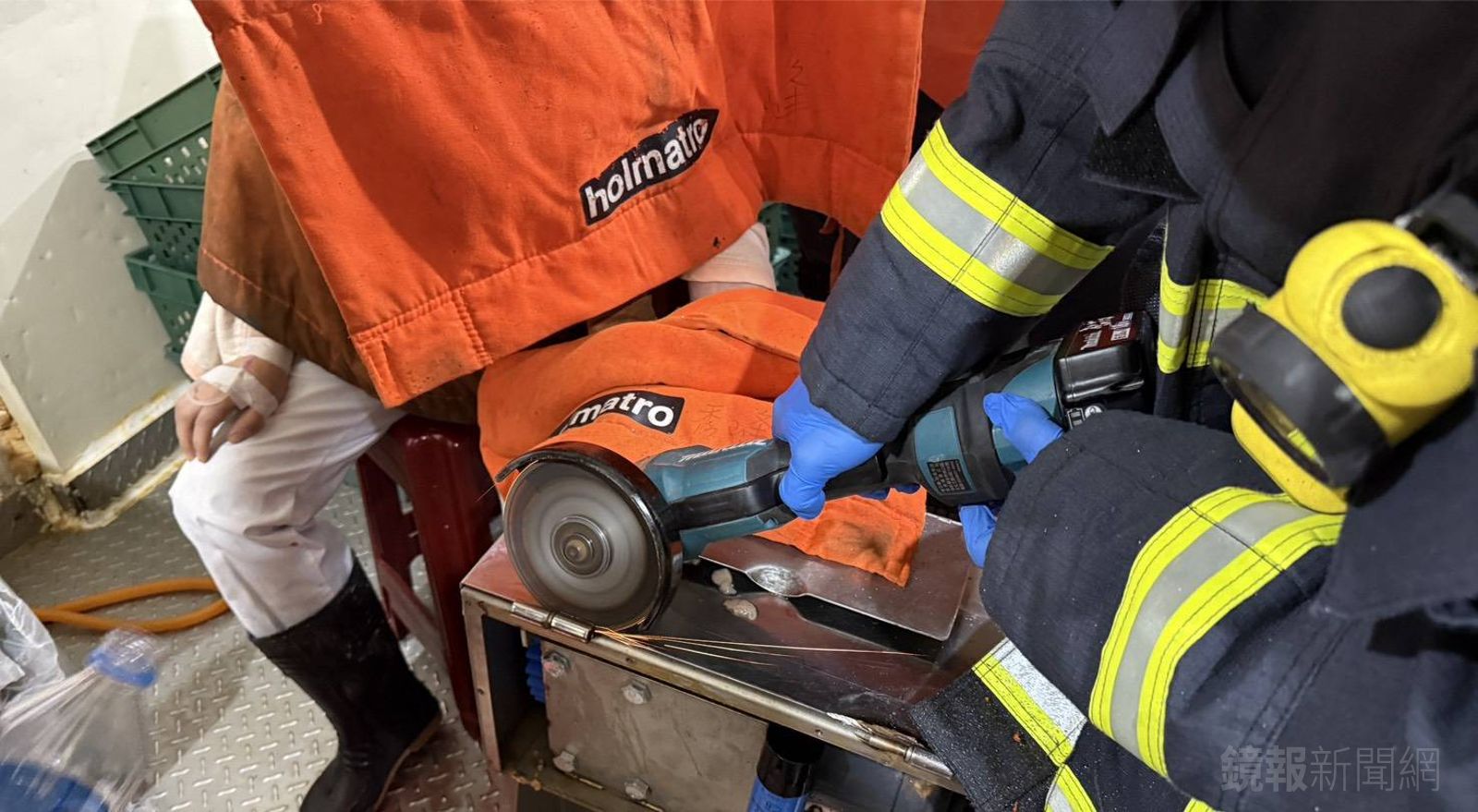 驚悚！操作絞肉機不慎遭捲入　女左手掌嚴重變形