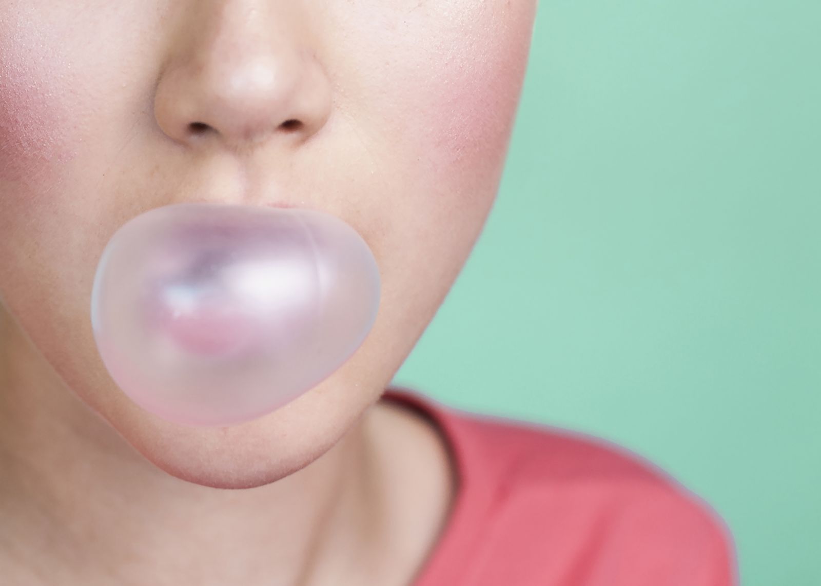 化學系生愛吃加料口香糖！誤吞炸藥「爆頭身亡」...專家曝致命威力